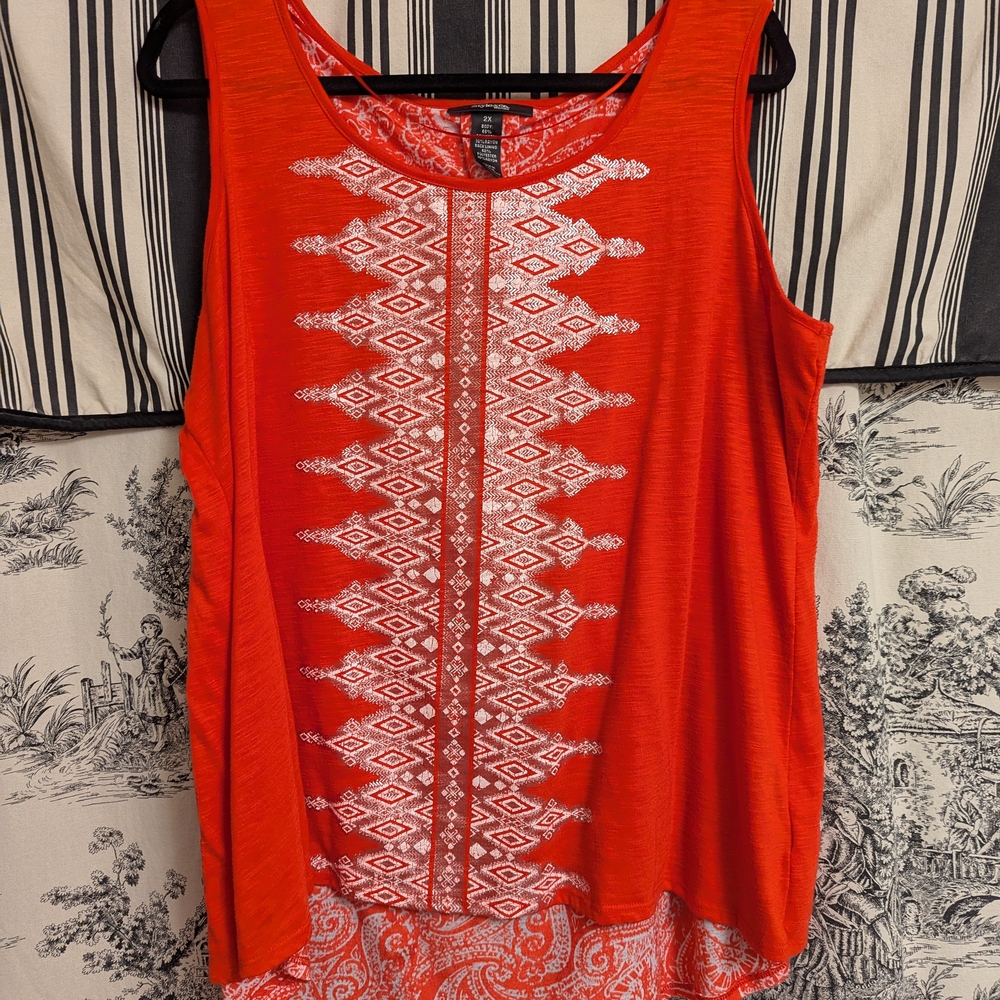 Y2K Style & Co. Plus Tank Top with White/Metallic Geometric Design